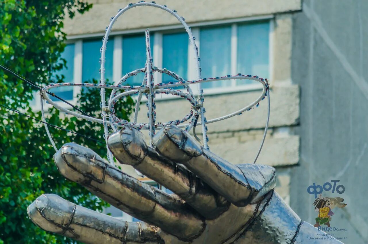 Курчатов атом. Скульптура мирный атом курчатов. курчатов памятник мирному атому. курчатов прометей скульптура. памятник мирный атом волгодонск.