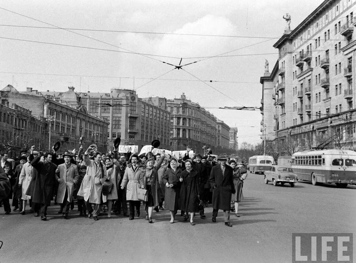 Гагарин на красной площади 1961. Ликование на красной площади в честь полёта гагарина 1961. Картинка 1961 год. Картинка 1961 год. Москва встречает гагарина 1961.