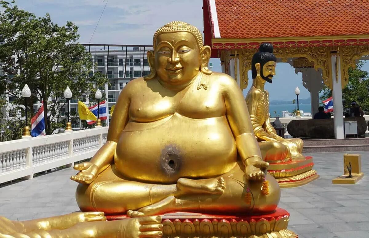 Бог буда. Статуя Будды в Тайланде. Храм большого Будды Паттайя. Многоликий Будда. Статуя Будды толстый.