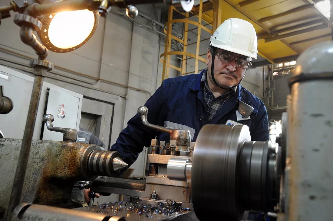 Токарь. Станочник сверловщик. Профессия фрезеровщик. Токарь фрезеровщик. Токарь фрезеровщик.