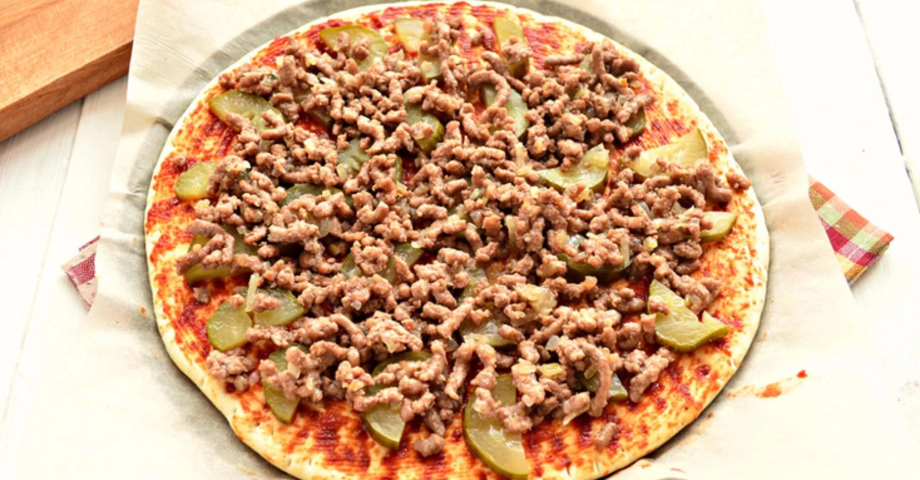 Домашняя пицца с фаршем. Пицца с фаршем. Пицца с фаршем и помидорами. Пицца с фаршем и соленым огурцом.