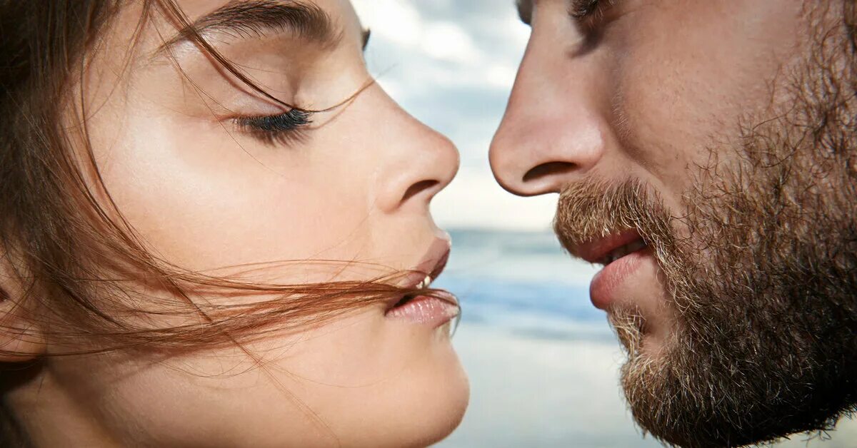 Поцеловать мужчину первой. Красивый поцелуй. Губы мужские и женские. Мужчина с бородой целует девушку. Женщина целует.