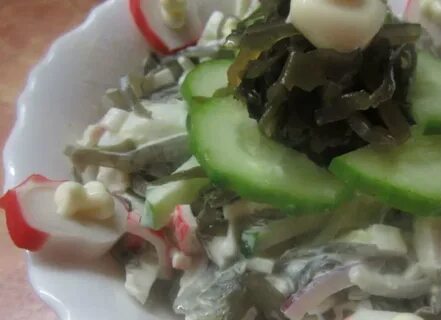 Салат с морским коктейлем яйцом и огурцом