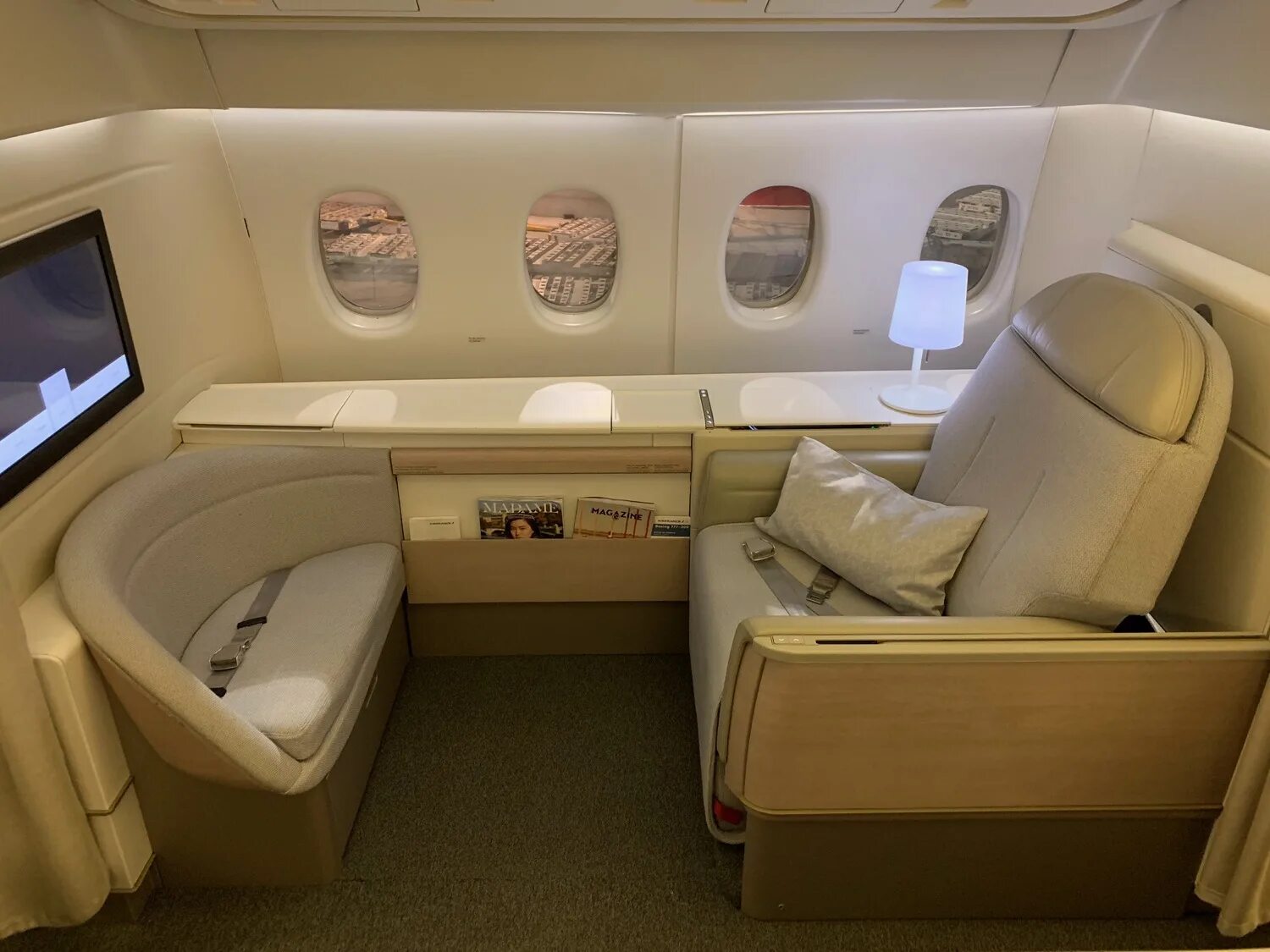 First class купить. Boeing 777-300er Air France. А380 Эйр Франс. B777 300 Air France first class. А380 Эйр Франс внутри.