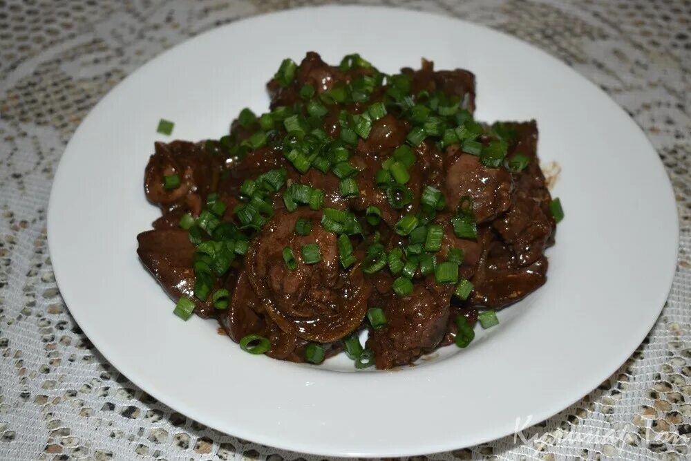 печень в медово-соевом соусе с луком. печень жареная с луком и гречкой. жареная говядина с грибами по китайски. печень в соевом соусе рецепт. хуншао мьен.