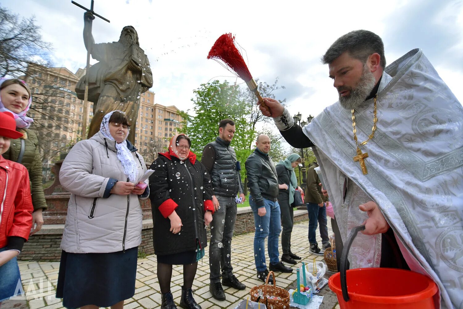 Последняя пасха 2024. Пасха Церковь улица. Русская Пасха. В Керчи освятили пасхальные куличи. Праздник на улице.