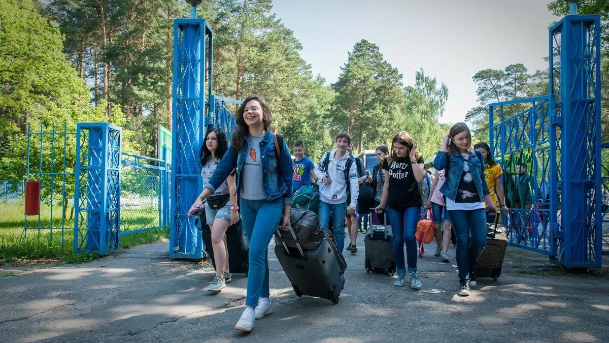 Лагерь большие каникулы. Картинка палаточный лагерь на озере тургояк юид. Большие каникулы. Самый большой лагерь в мире. Солкд романтика зелёный город лагерь.