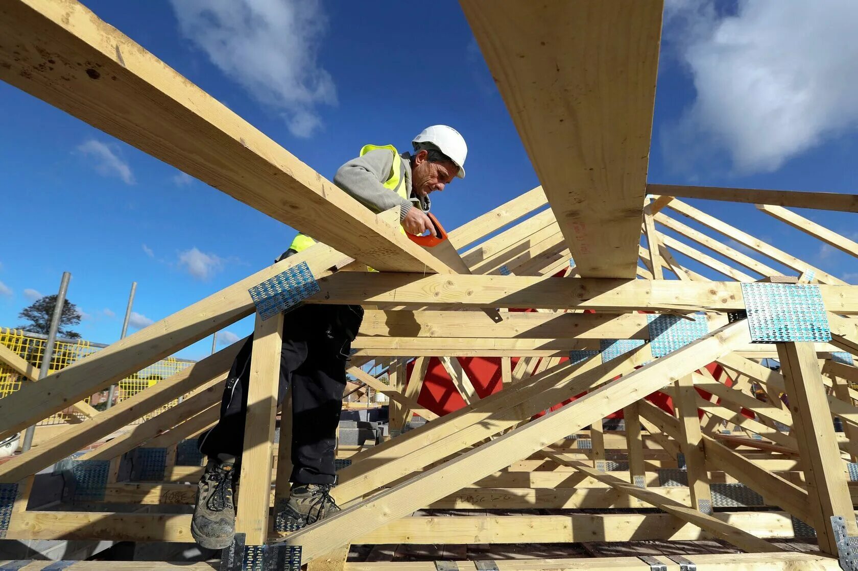 Стройка крыши. Строящий монтаж. Кровля деревянная стропильная. Стройка дома. Монтажник железобетонных конструкций.