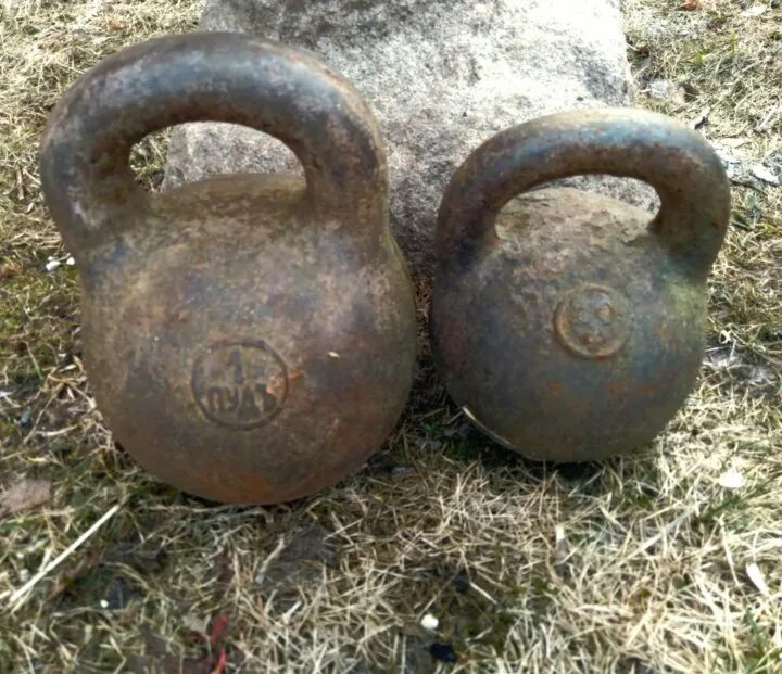 Пудовая гиря старинная. Царская гиря 2 пуда с клеймом. Гиря 1 пуд 1835 завод паляк. 1 2 пуда. Гиря весовая 2 пуда.