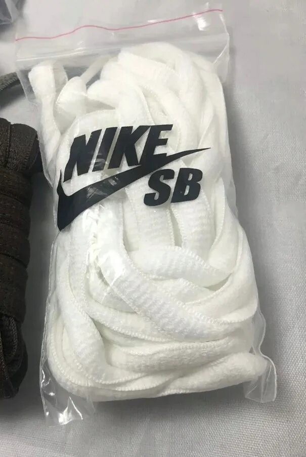 Шнурки nike dunk. Шнурки nike sb. шнурки для найк аир. шнуровка найк. серые шнурки nike.