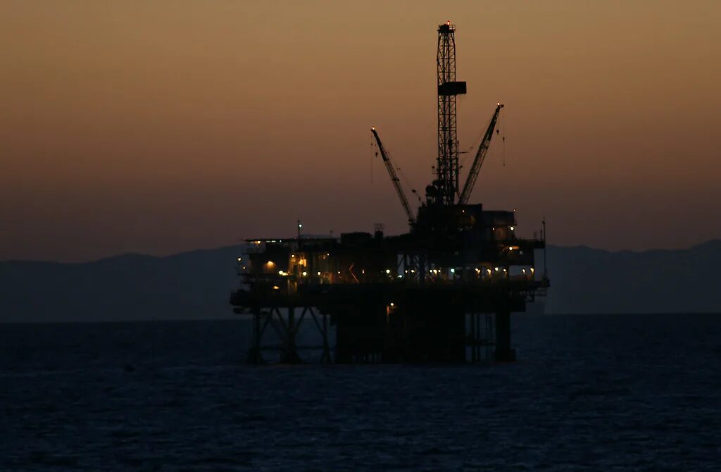 Oil rig. Offshore oil and gas. Нефтяная платформа. Oil rig перевод. Закат с нефтяной платформы.