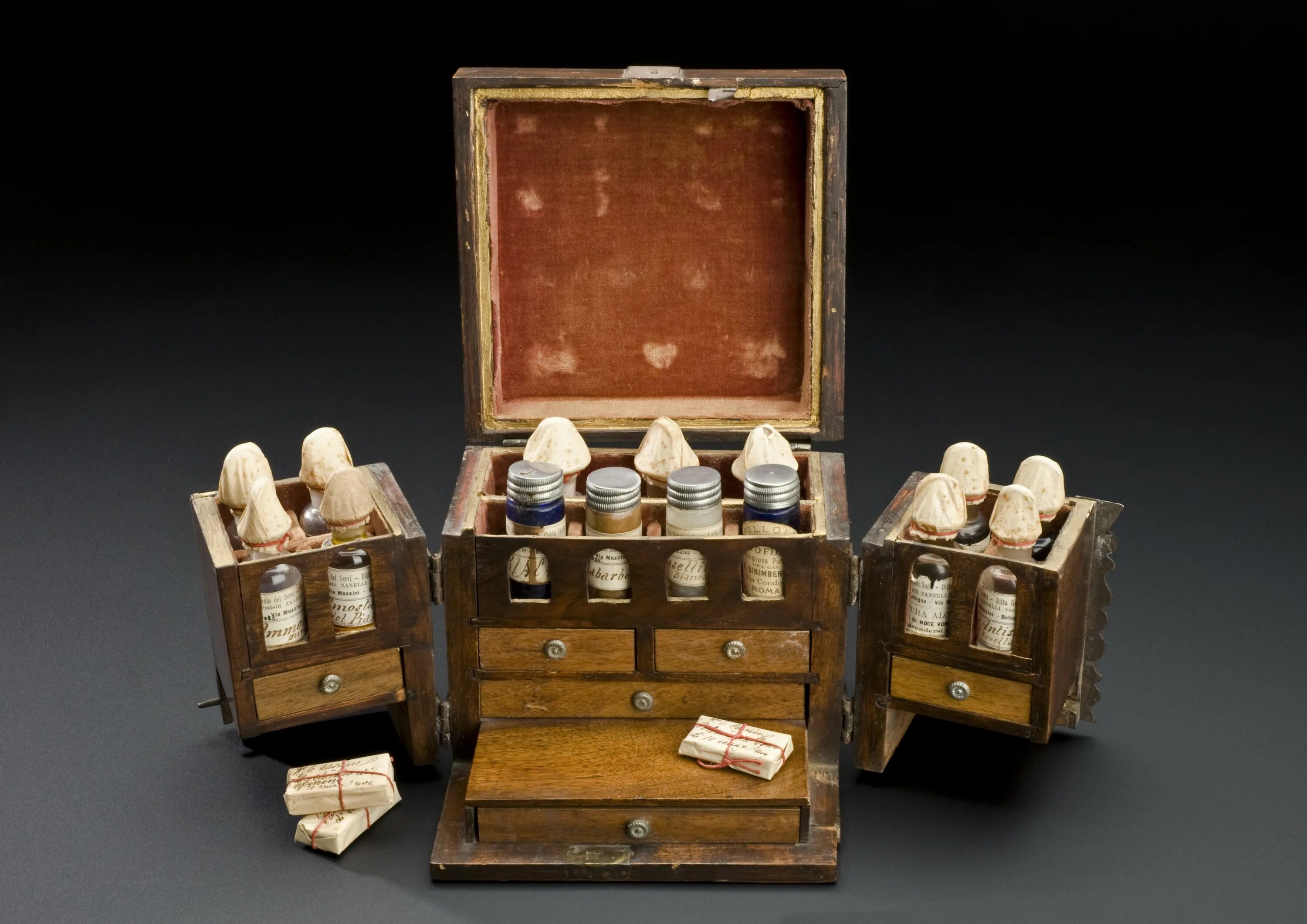 Первый домашний 18. Гомеопатия 19 века. Сундучок медицинский 19 век. Старинные аптекарские принадлежности. Старинный ящик для лекарств.