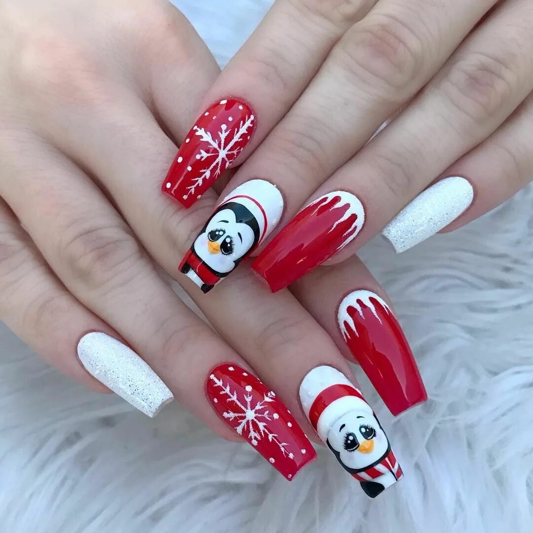 Новогодние ногти с олененком. Белый маникюр с оленями. Новогодний маникюр с пингвином. Олень на ногтях. Маникюр с символом года 2024.