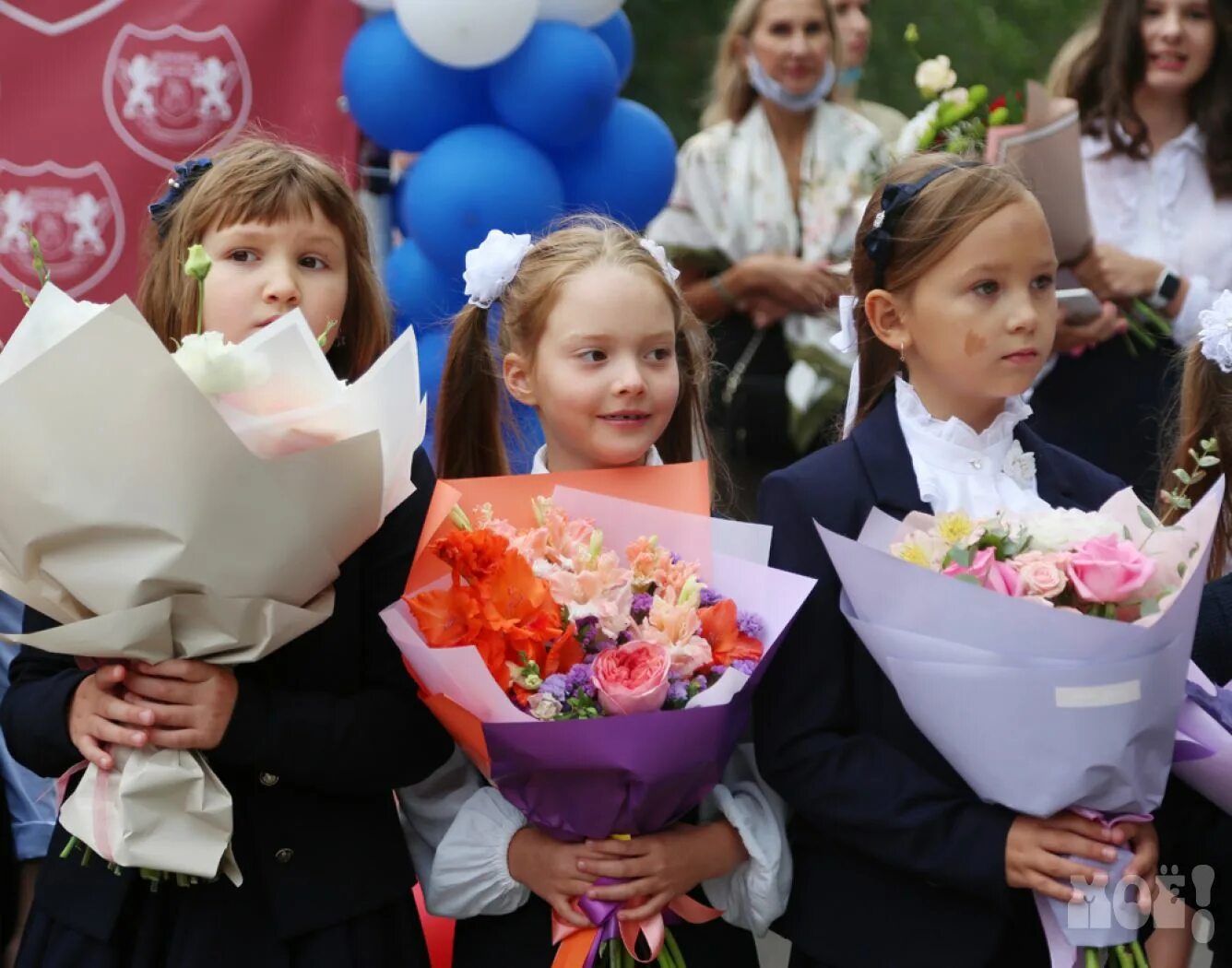 Школьник с цветами. Букет школьника. Школа 120 Воронеж. 95 Школы Воронеж 1 сентября. 10 тыс в школу