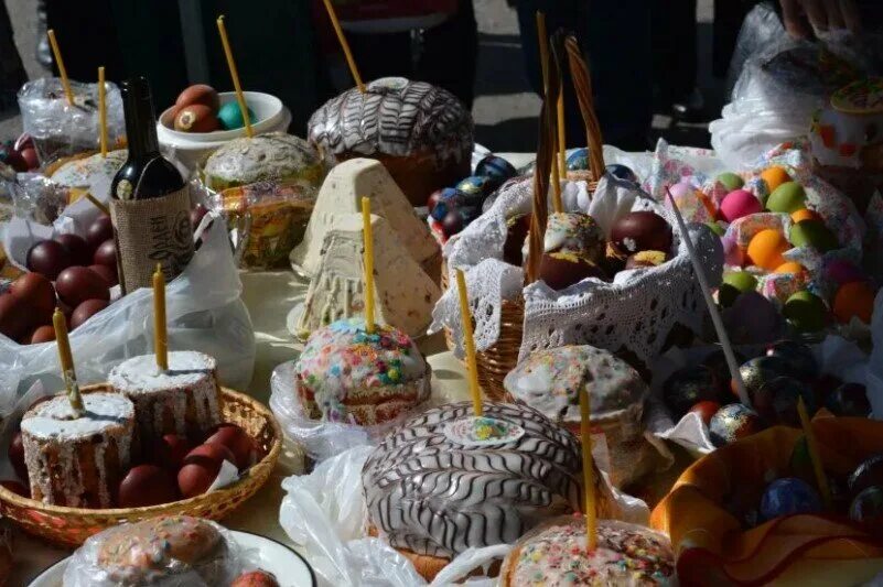 Можно ли освятить кулич дома самим