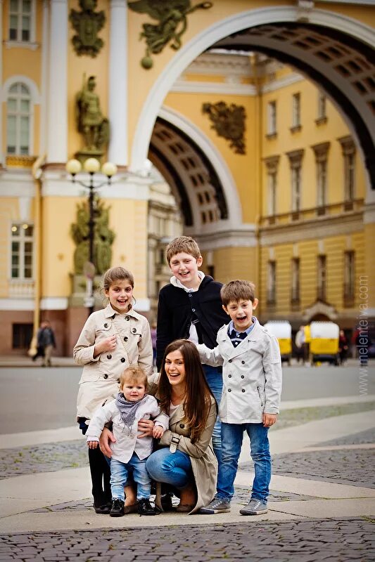 Сайт семья спб. Фотосессия семья Санкт Петербург. Семейные фотосессии в Питере. Семейная фотосессия в городе. Семейная фотосессия в Москве.