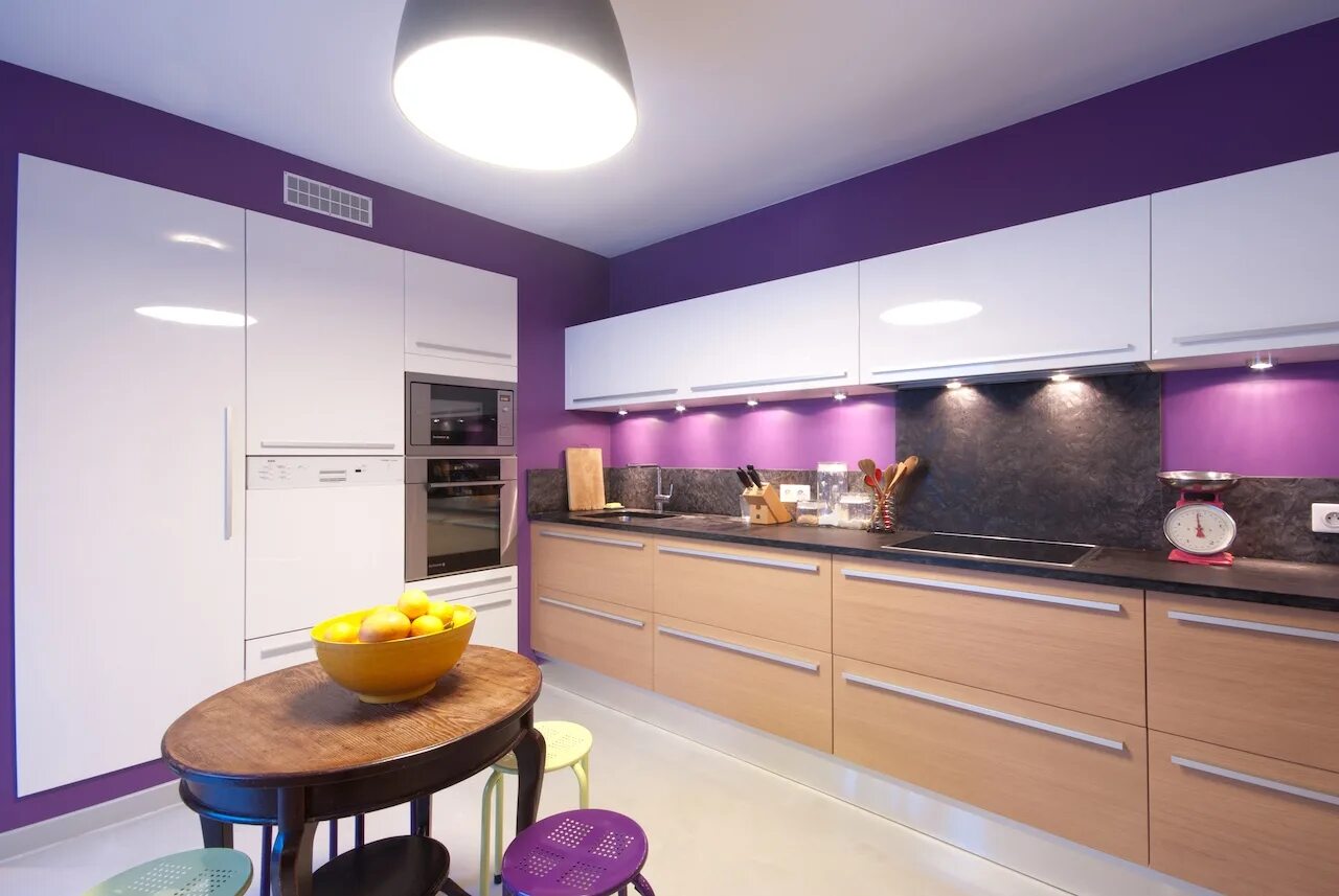 Какие цвета сочетаются на кухне. Кухня в сиреневых тонах. Кухня в сиреневом цвете. Кухня в фиолетовом цвете. Сиреневые стены на кухне.