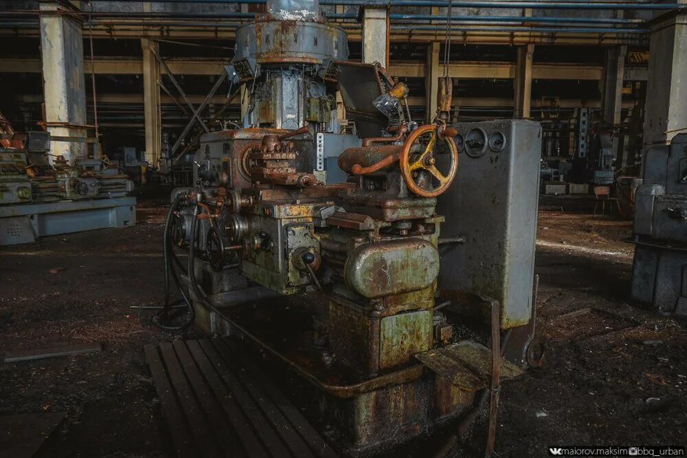 Узловский машиностроительный завод заброшенный. Узловский машиностроительный завод узловая. Узловский завод кран. Умз кран узловая. Узловский машиностроительный завод заброш.