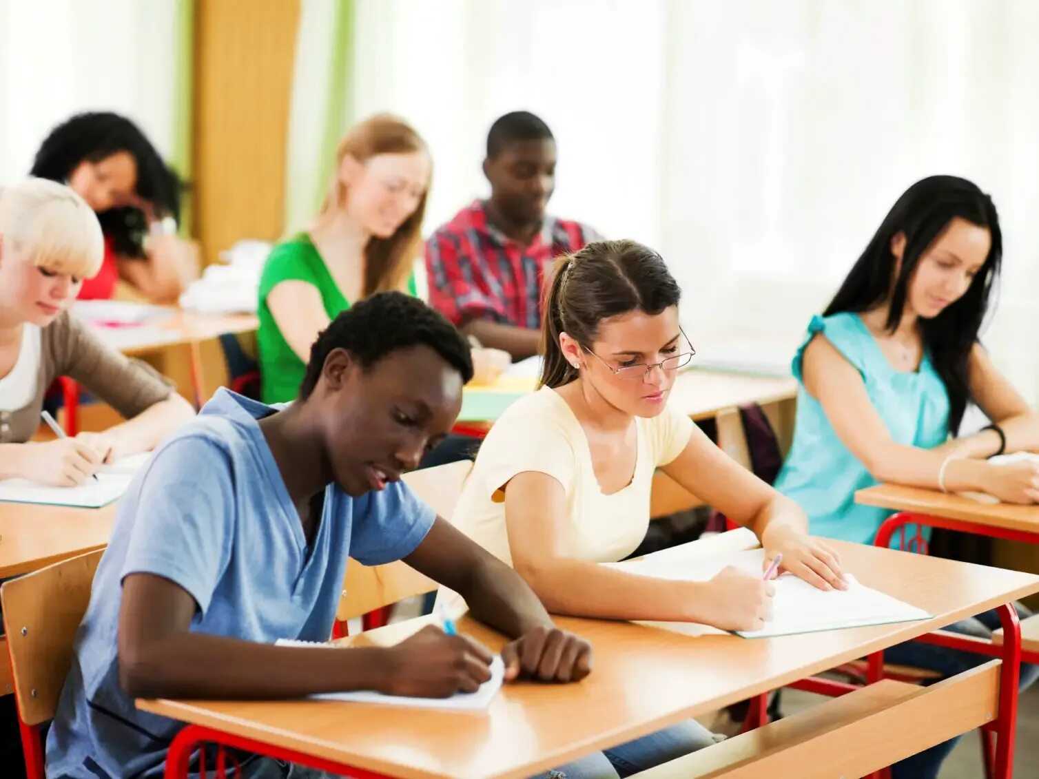 School performance. Студенты в классе. Школа student. Студентс in class Room. Образование в США тесты.