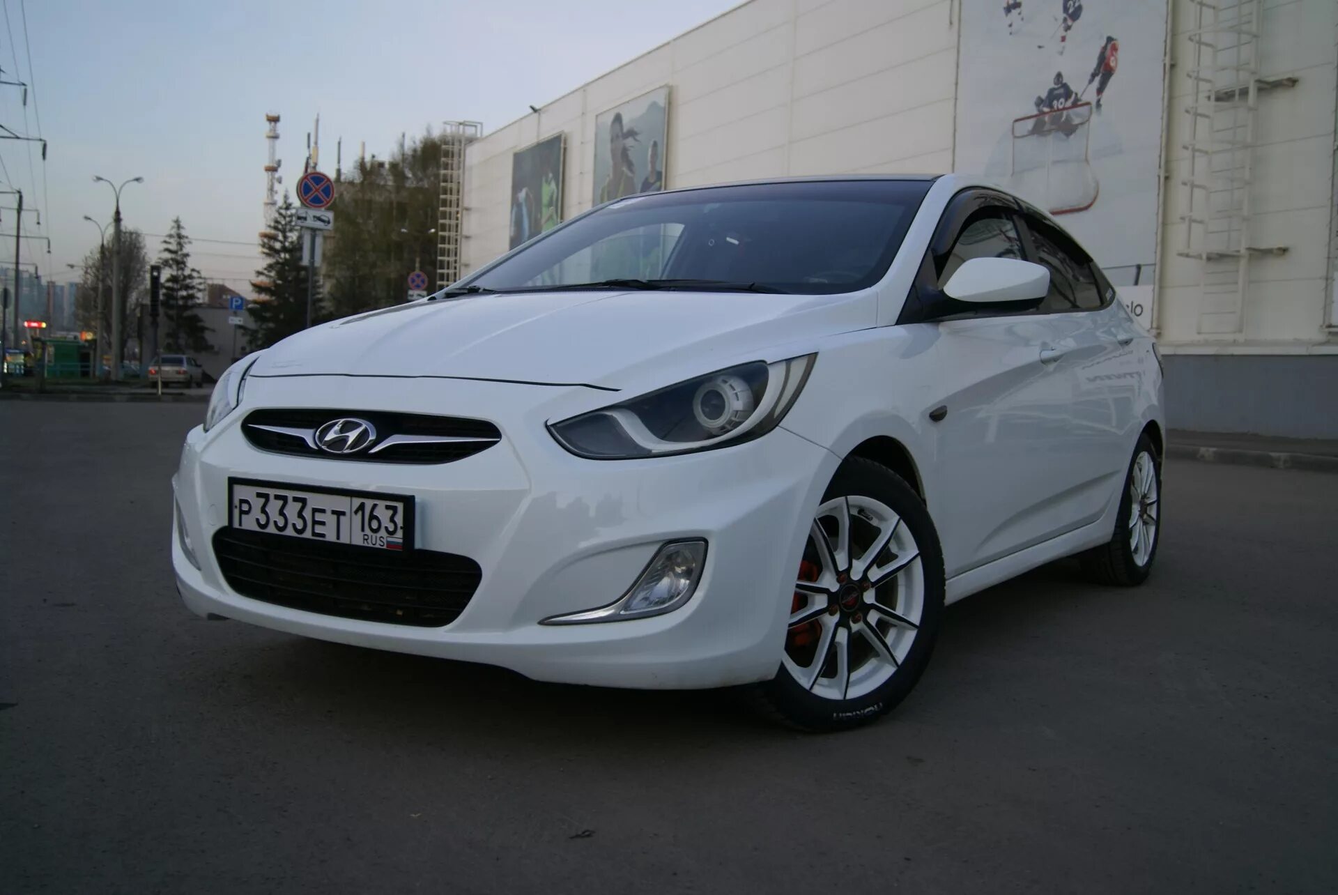 Солярис 16 года. Хендай Солярис 2013 белый. Хендэ Солярис 2013 белый. Hyundai Solaris White. Hyundai Solaris тюнингованный белый.