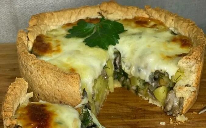 Тесто для заливного пирога с картошкой. Картофельный киш с грибами. картофельный киш с грибами и курицей в духовке. картофельный киш с грибами и курицей без теста. пирог с груздями солеными и картошкой рецепт.