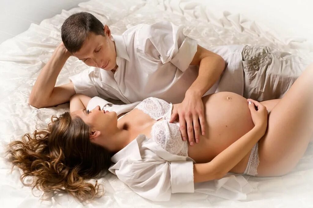 Какими позами можно заниматься сексом при беременности. Фотосессия беременных. Фотосессия беременной. Фотосессии с беременными. Фотосессия беременности с мужем.