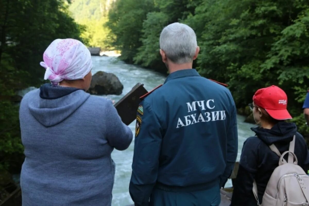 Девушка упавшая в абхазии. МЧС Абхазии. Туристки в Абхазии. Туристка пропала в Абхазии.