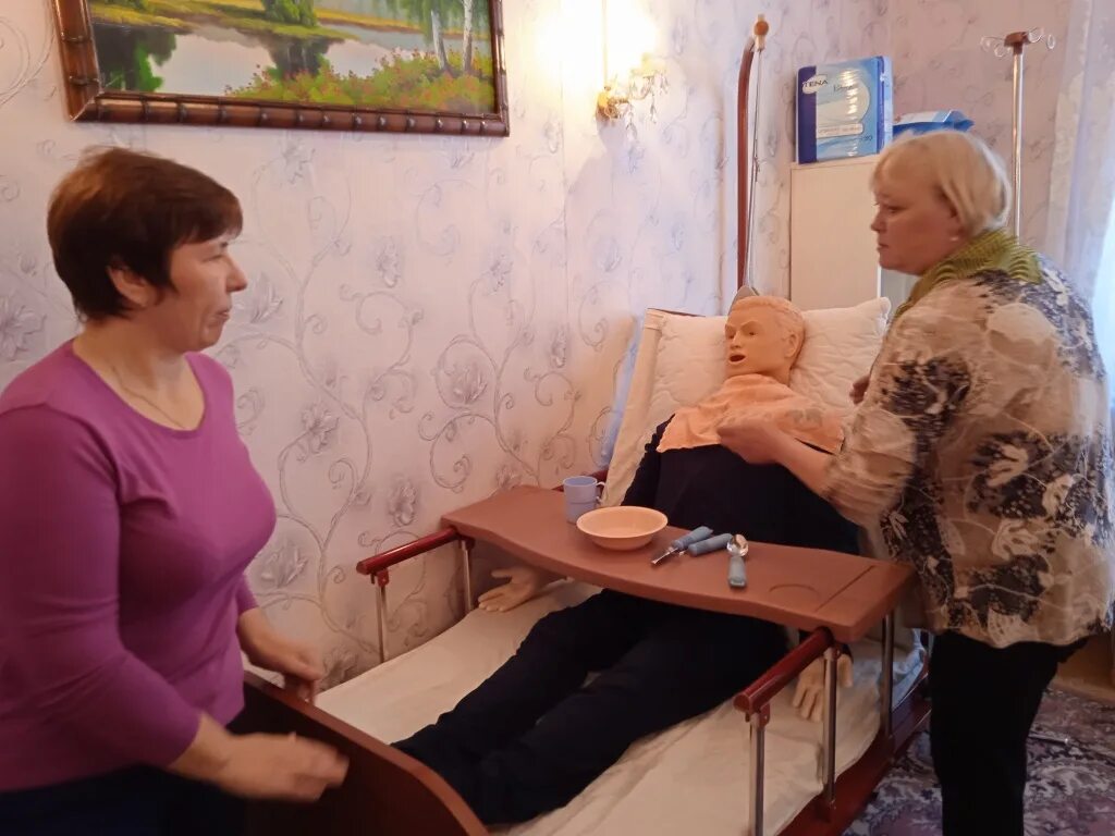 Прием инвалидов в поликлинике. Пожилой человек на приеме. школа ухода для родственников. прием пожилых людей ер. занятия в школе родственного ухода.