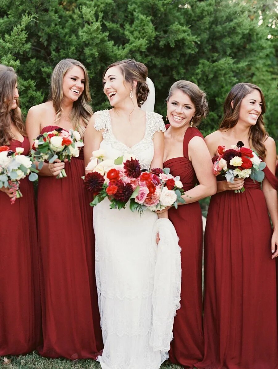 Цвет свадьбы фото. Подружки невесты. Цвет платьев подружек невесты. Подружки невесты в красных платьях. Свадьба в бордовом цвете.