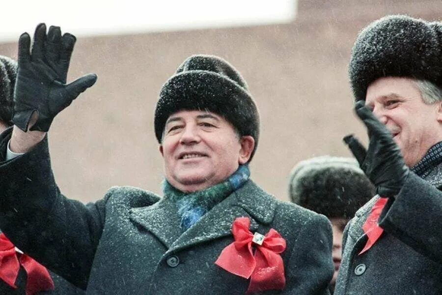 Шапкка горбачёва. Горбачев на параде 1990. 7 Ноября 1990 года. Покушение на горбачева