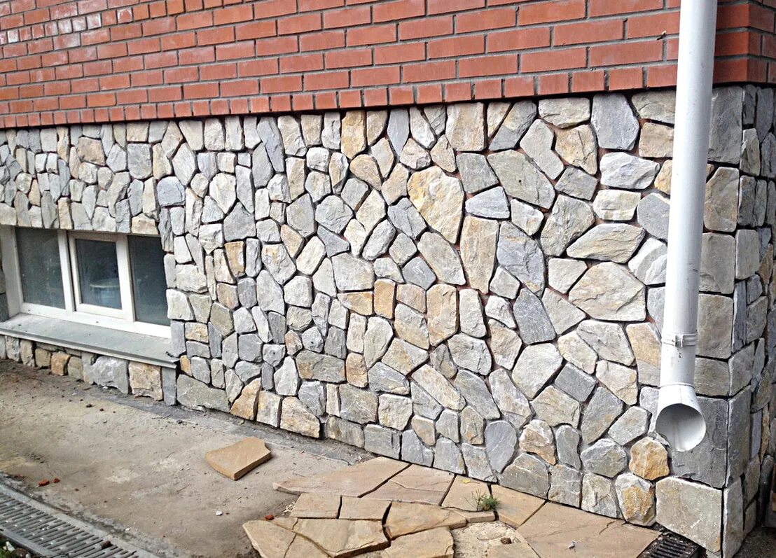 Отделка фасад наткраьным камнем. Камень в интерьере. Облицовка природным. Искусственный камень kamrock средневековая стена 03310. Кладка кастл.