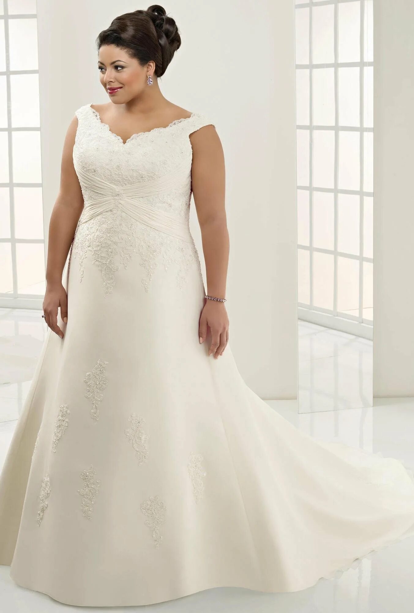 Платья для полных невест. Свадебные платья плюс сайз 56-58 размер. Свадебные платья плюс сайз 2022. Свадебные платья для полных. Свадебное платье для полных невест.