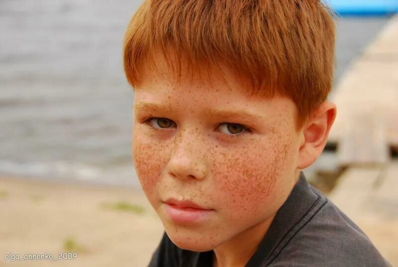 рыжий мальчик. мальчик с веснушками. рыжий мальчик с веснушками. веснушки на лице. конопатые дети.