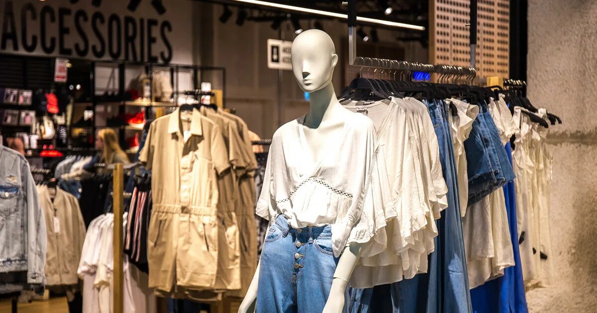 Масмаркеты. Масс маркет одежда. Магазин брендовой одежды. Масс маркет магазины. Масс маркет одежда.