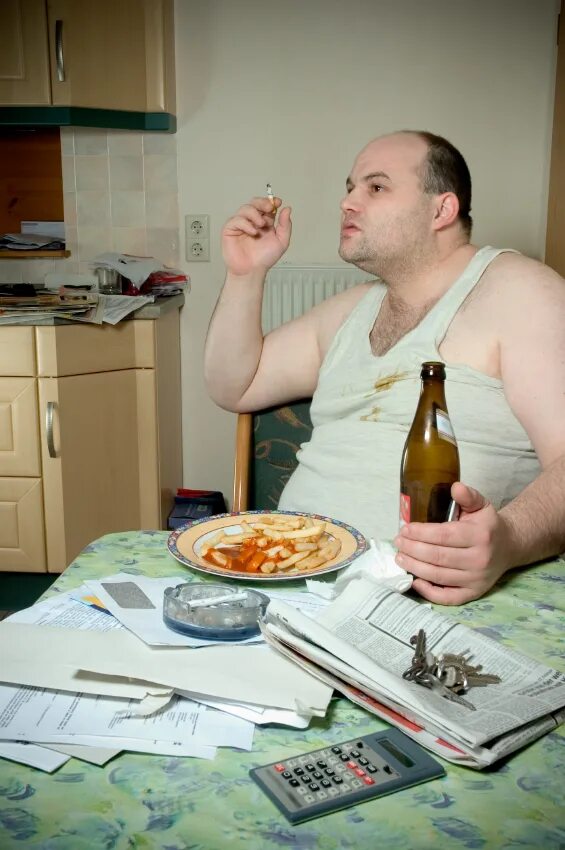 Fat smoking. Ржачные мемы. Fat smoking. Парень курит на берегу реки. Мужчина на берегу реки курит.