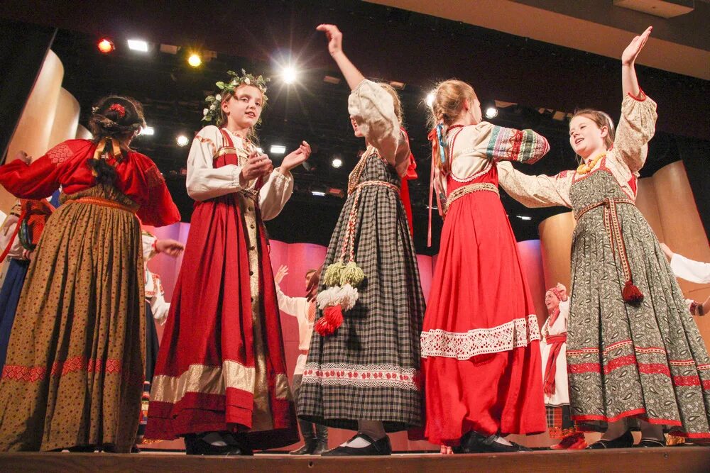 Музыкальные коллективы новосибирской филармонии. Фольклор выступление. Фольклор выступление. Фольклорный ансамбль рождество новосибирской филармонии. Фольклорный коллектив.