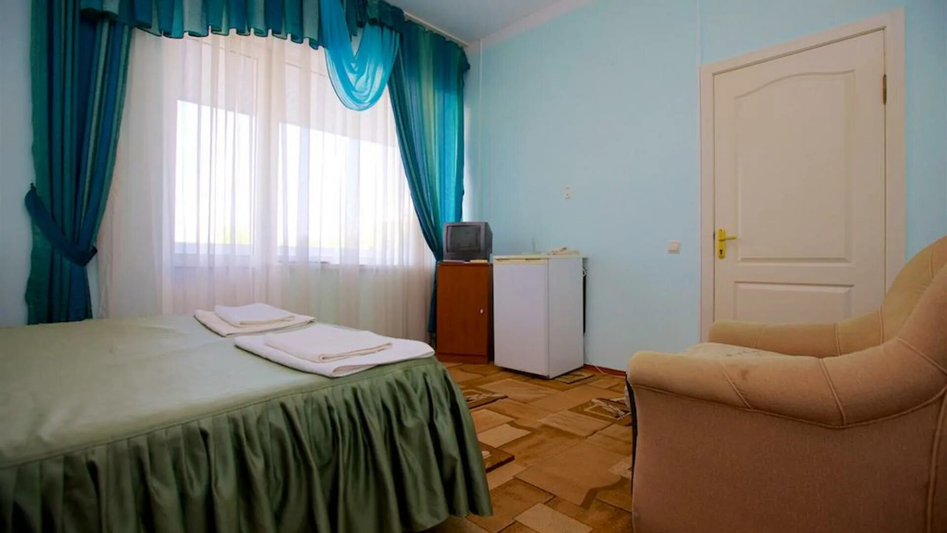 Снять пансионат. Пансионат белый парус анапа. белые паруса анапа отель. сухум, гостиница белый парус. санаторий парус анапа комнаты.