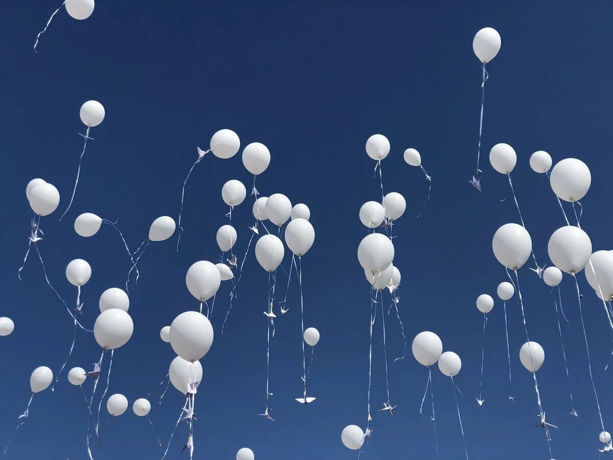Сон белые шары. Белый воздушный шарик. Белый шарик. Белые шары. Облако из надувных шаров.