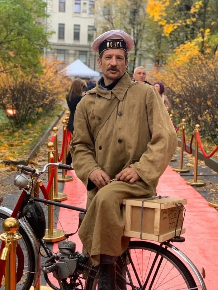 Веселый почтальон. Образ почтальона. Веселый почтальон фото. Костюм почтальона печкина. Конкурс рисунков мое будущее.