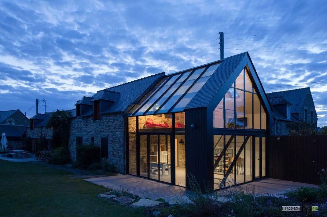 Гласс хаус москва. Коммерческая пристройка к зданию. Жилая пристройка к дому. Коммерческая пристройка к зданию. Пристройка тамбур из кирпича.