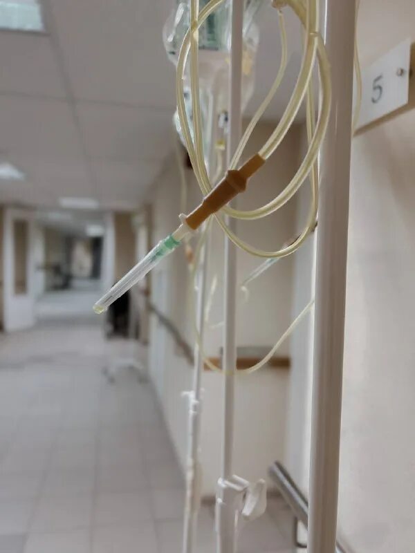 капельницы здоровья. капельница на дому в спб. рука из больницы под капельницей. набор для капельницы. приспособление под капельницу.