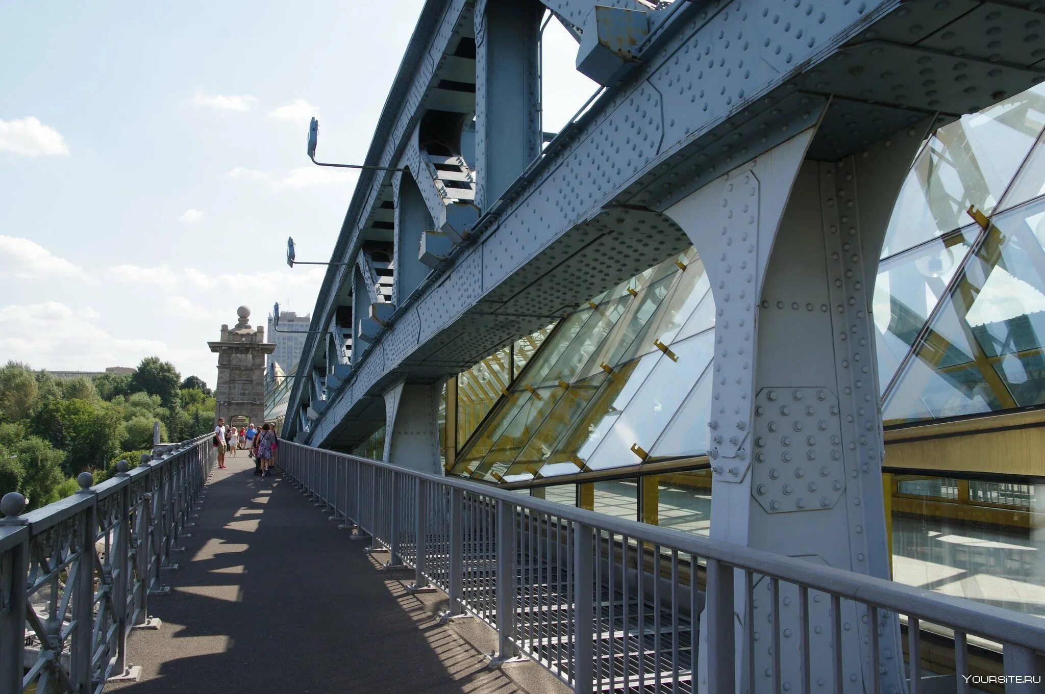 Пешеходные мосты в москве. Андреевский пешеходный мост парк Горького. Пушкинский (Андреевский) мост мосты Москвы. Пушкинский Андреевский мост Москва. Пушкинский Андреевский пешеходный мост.