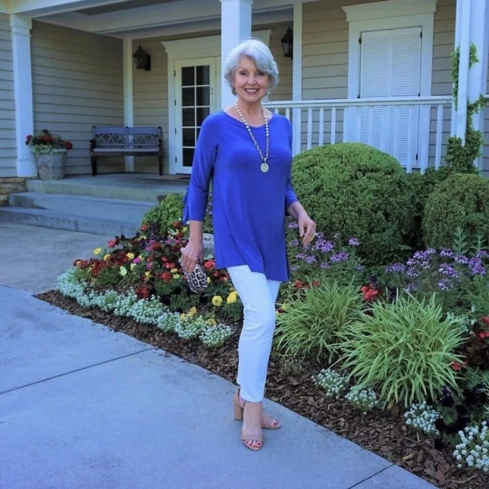 Элегантная женщина в возрасте. Женщины после 60 лет в полный рост. Красивая одежда для женщин после 50. Одежда для женщин 60 лет. Одежда для женщин элегантного возраста.