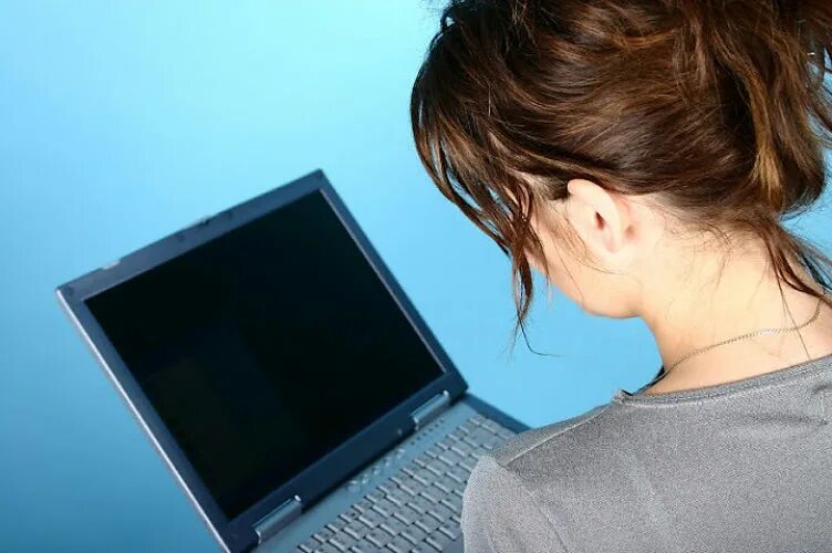 удаленная работа. разговор в интернете. женщина менеджер. женский компьютер. добавь фото в интернет.