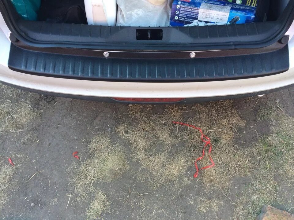 Крепление заднего бампера гранта. Накладка на задний бампер рено дастер adventure. Установка накладки заднего бампера. Резиновые накладки на задний бампер автомобиля. Установка накладки заднего бампера.