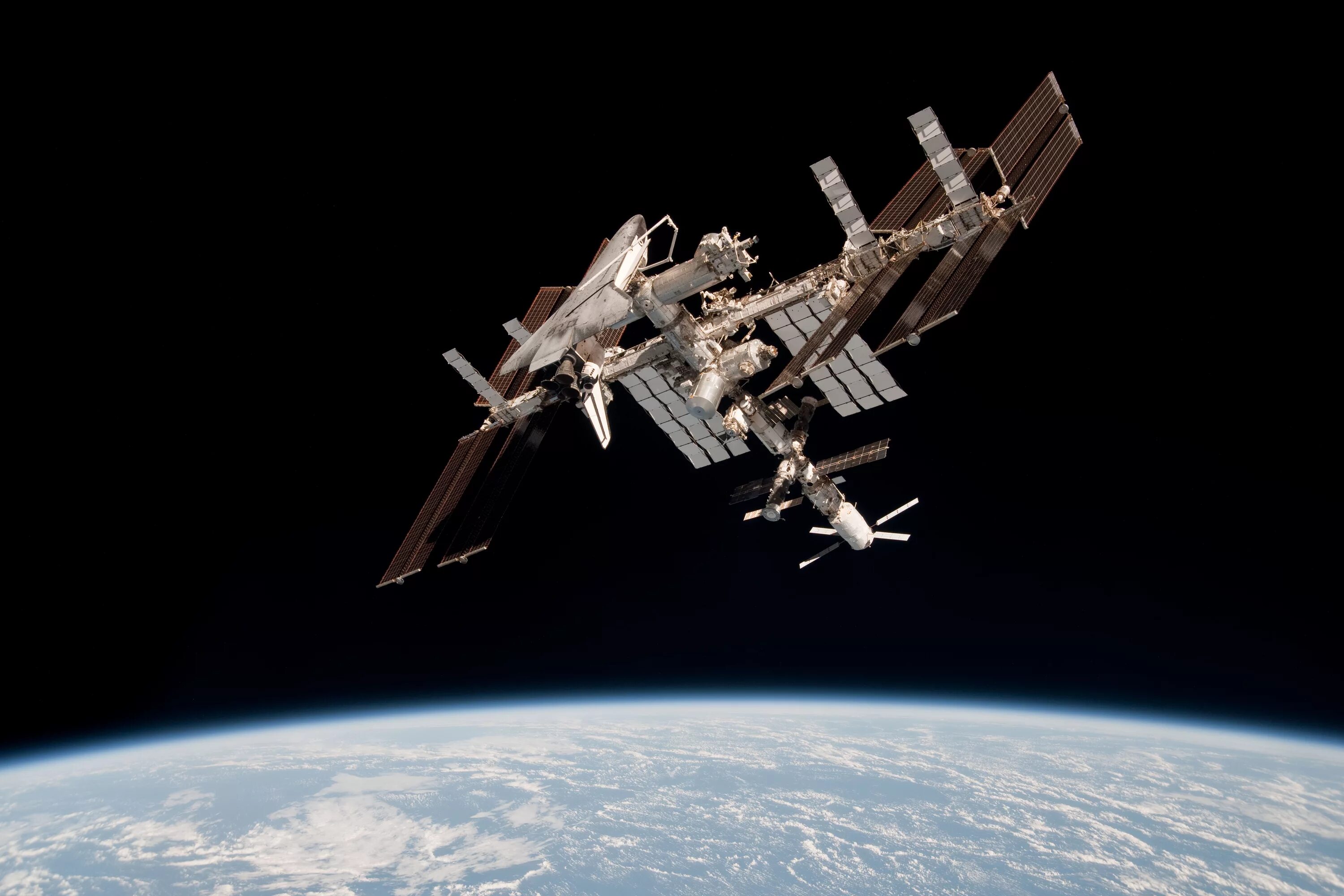 Space station. Спейс шаттл и МКС. Международная Космическая станция МКС. Космическая орбитальная станция мир. Орбитальная станция ГСБ.