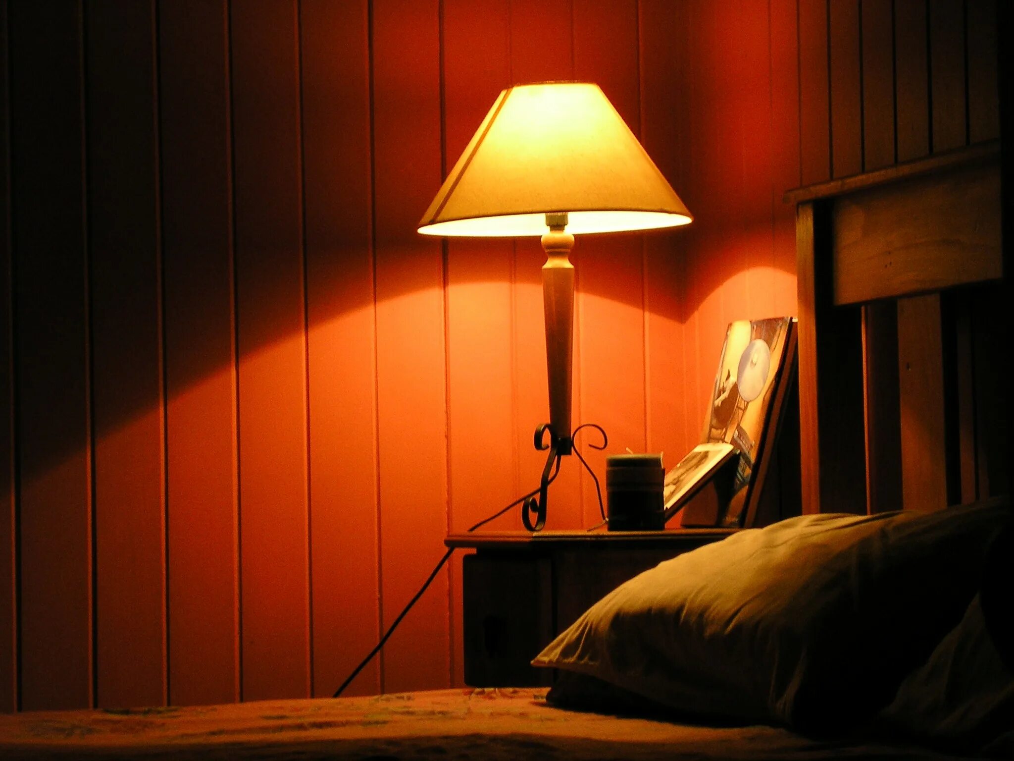 Включи торшер света. Торшер в комнате. Светильник в комнату. Лампа в комнате. Ночная лампа для спальни.