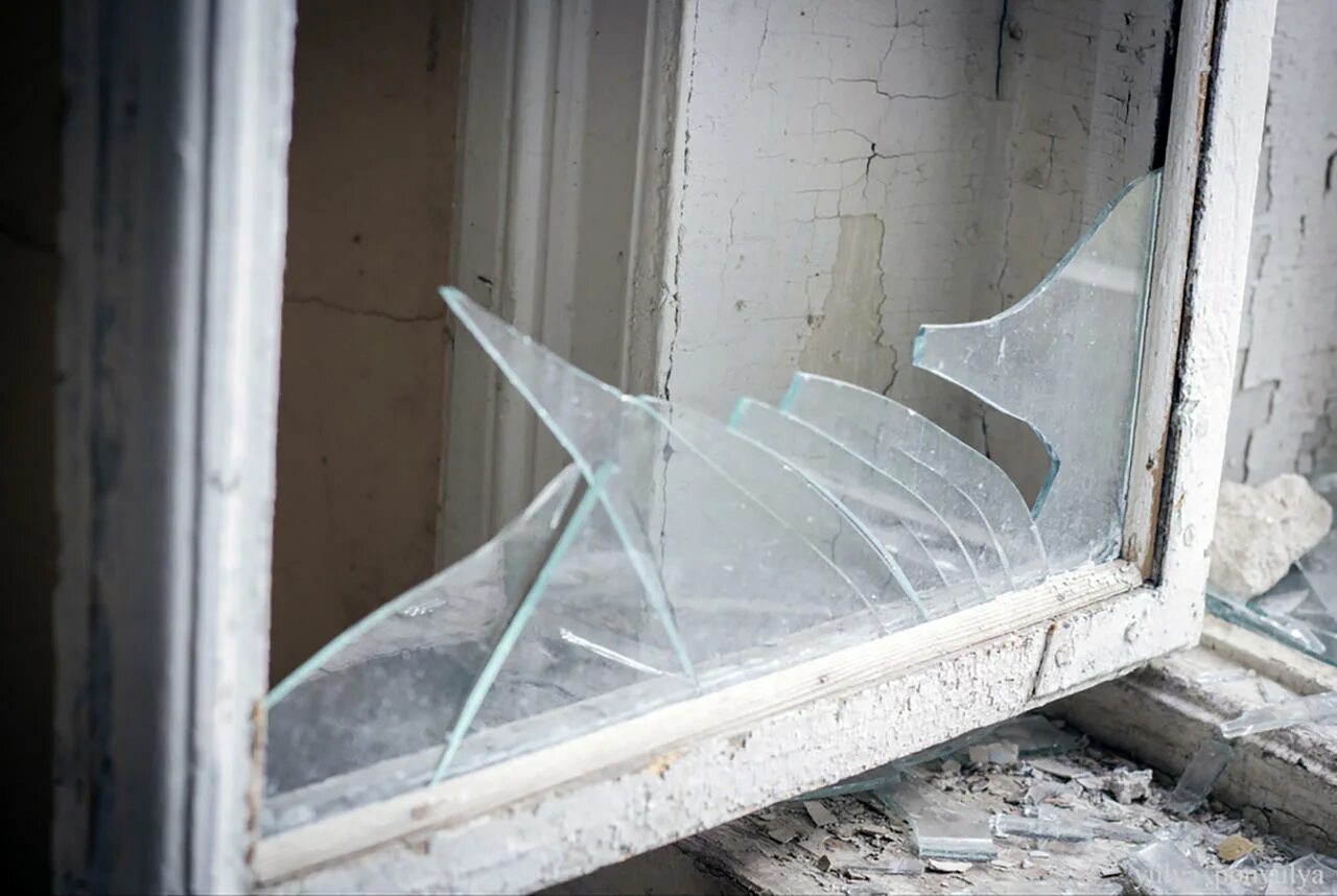 Разбитое окно. Разбитое пластиковое окно. Разбитые пластиковые окна. Разбитое окно в доме.