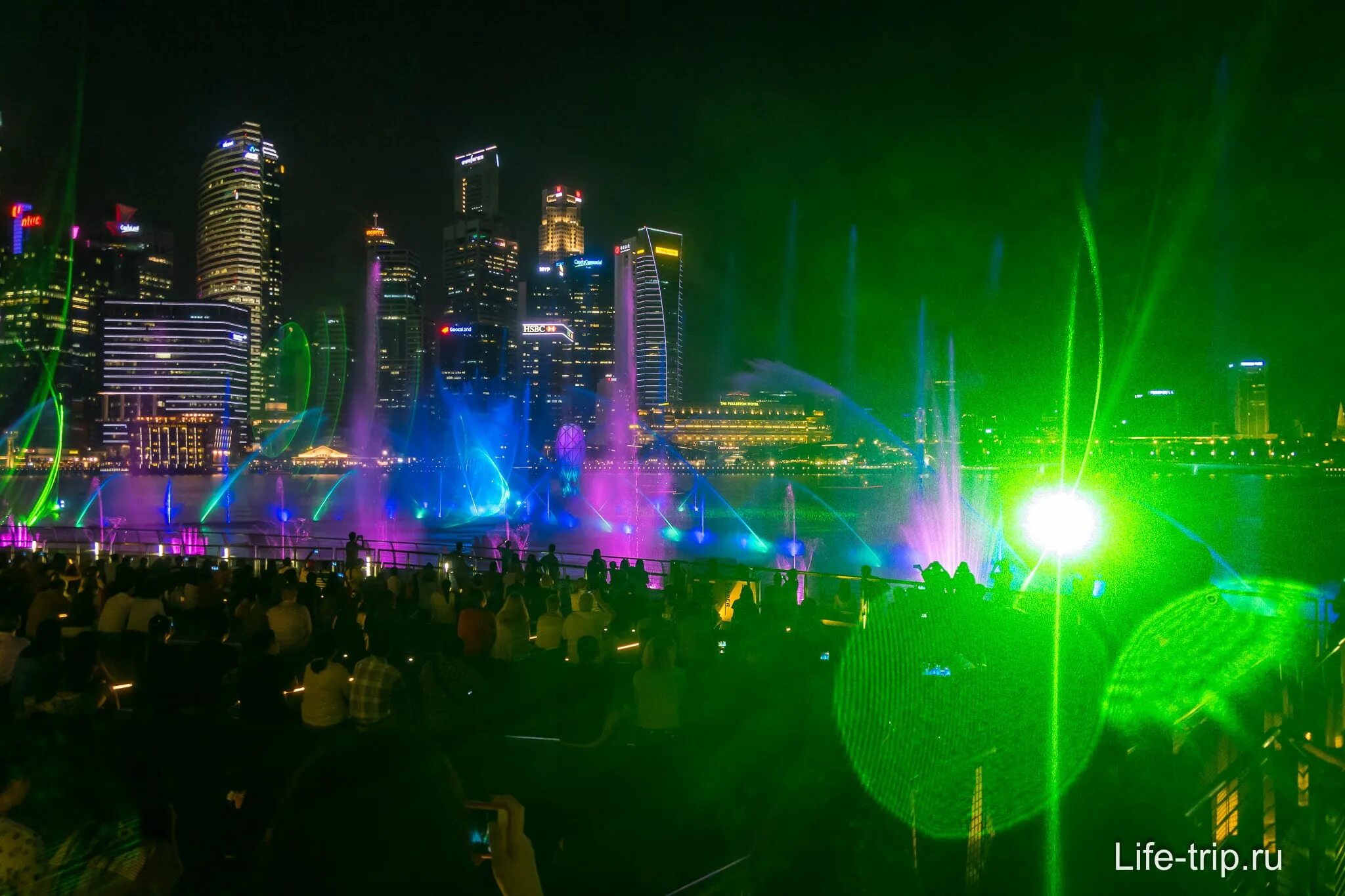 Шоу кранов в сингапуре. Шоу в сингапуре. Сингапур шоу фонтанов. Лазерное шоу в сингапуре презентация. Сингапур лазерное шоу.