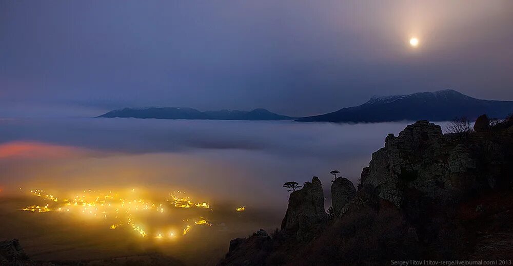 Чатыр-даг ночное небо. Вид с демерджи на алушту. Под небом крыма. Красивое небо крым. Небо в крыму.